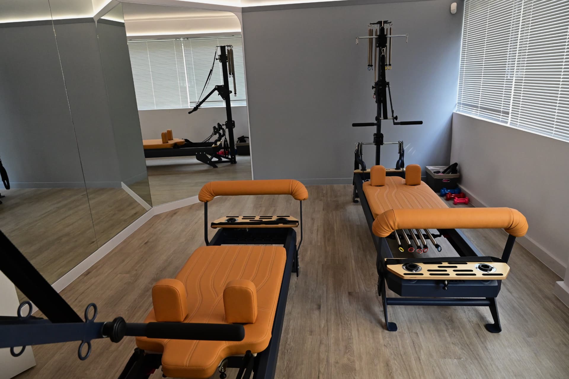 Δύο reformers και wall unit στην αίθουσα Clinical Pilates του Fysiomed