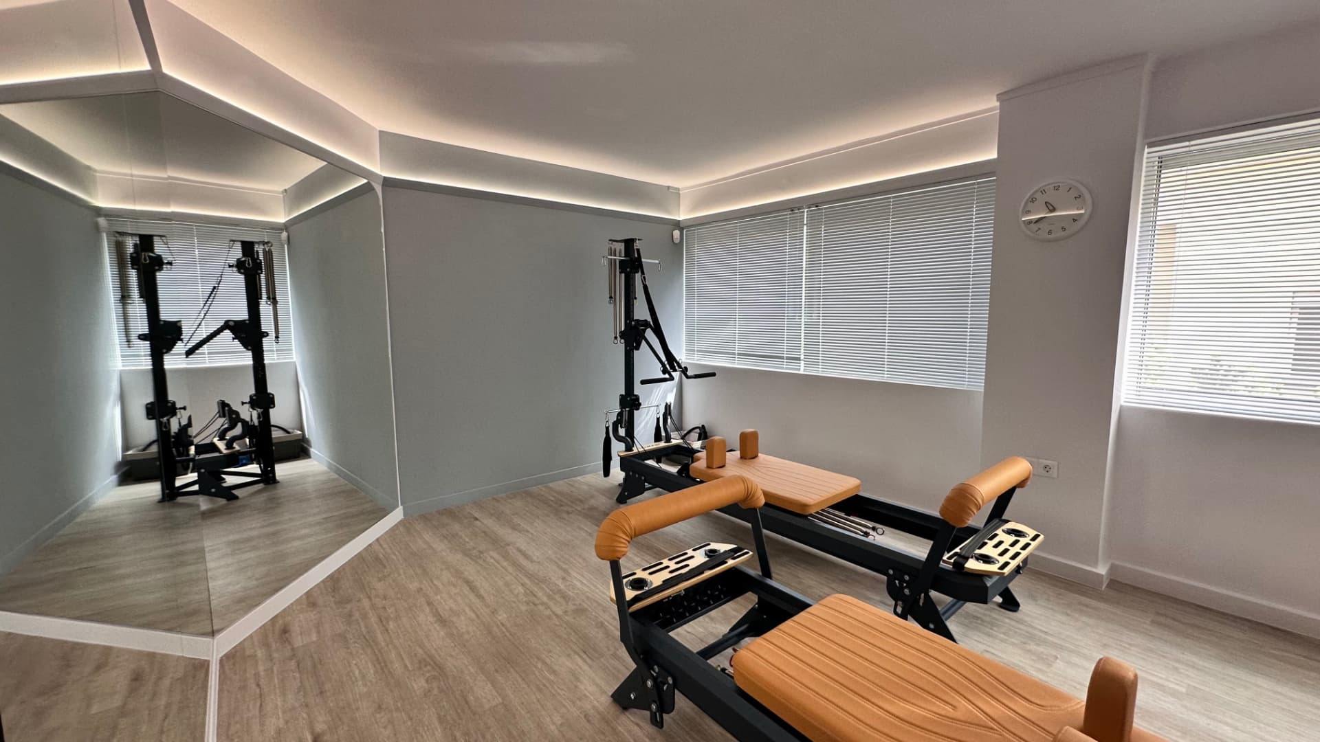 Αίθουσα Clinical Pilates Hall με reformers, καθρέπτη και wall unit