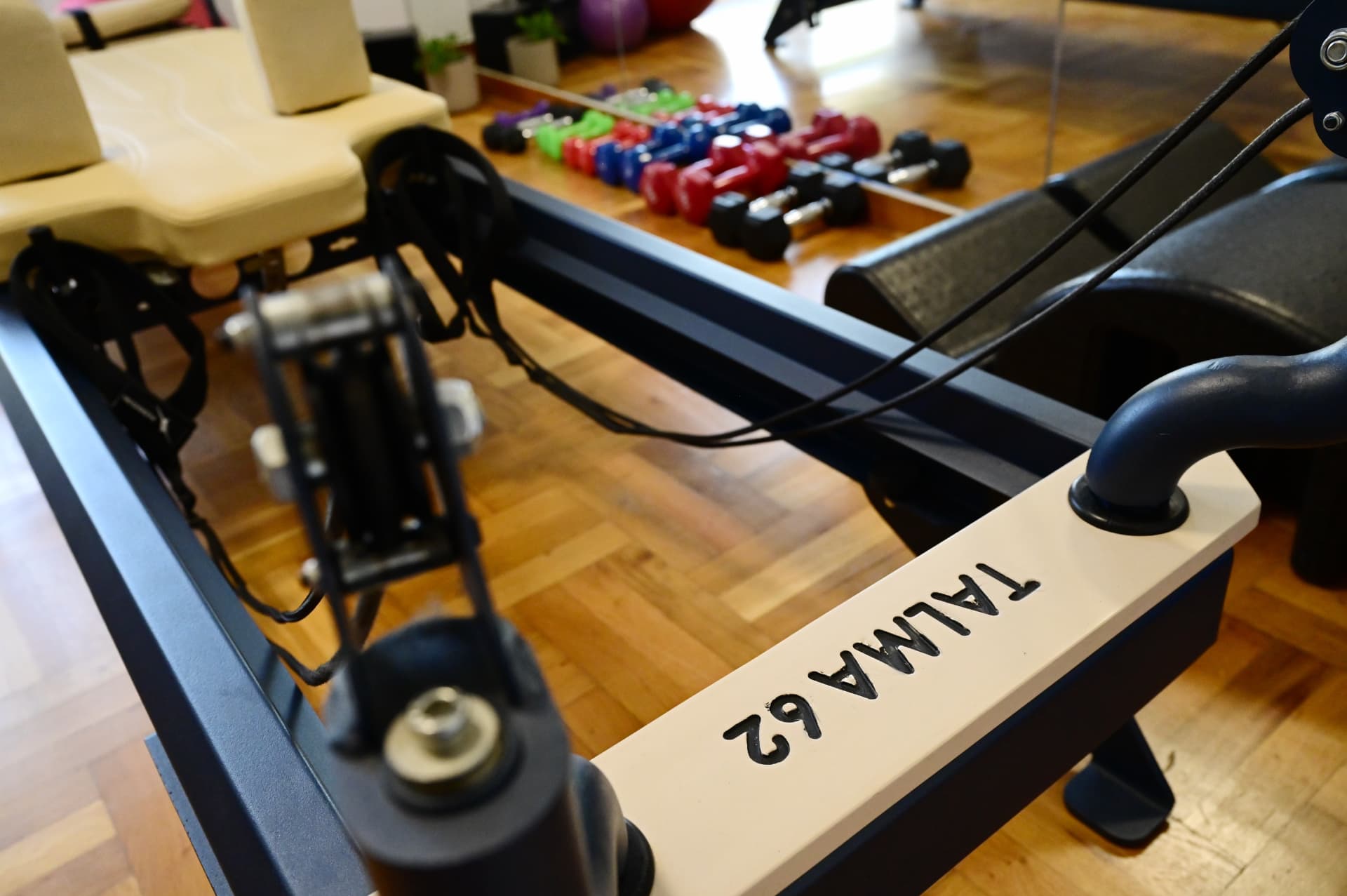 Λεπτομέρεια reformer Talma 62 και βαράκια στο Clinical Pilates Hall του Fysiomed