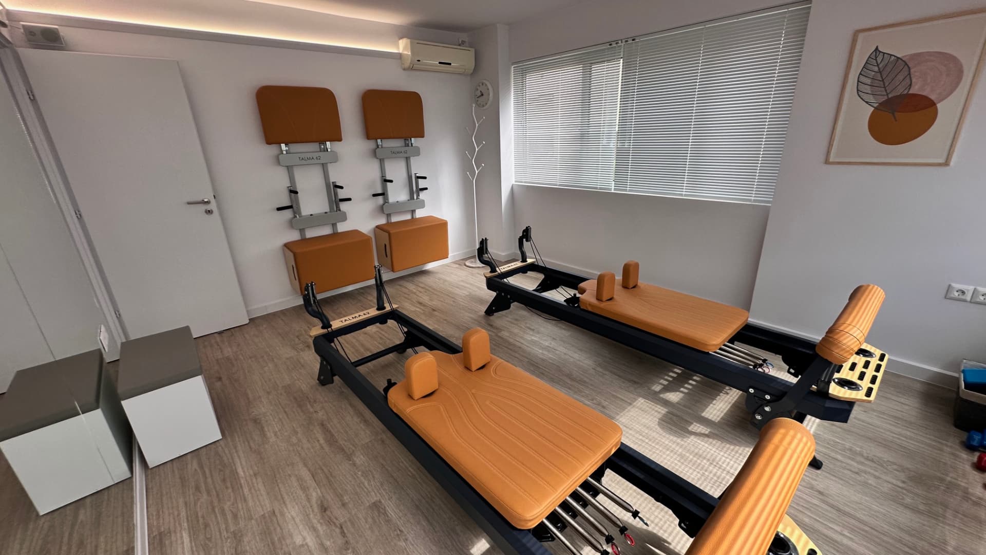 Δύο reformers Talma 62 και wall units στην αίθουσα Clinical Pilates