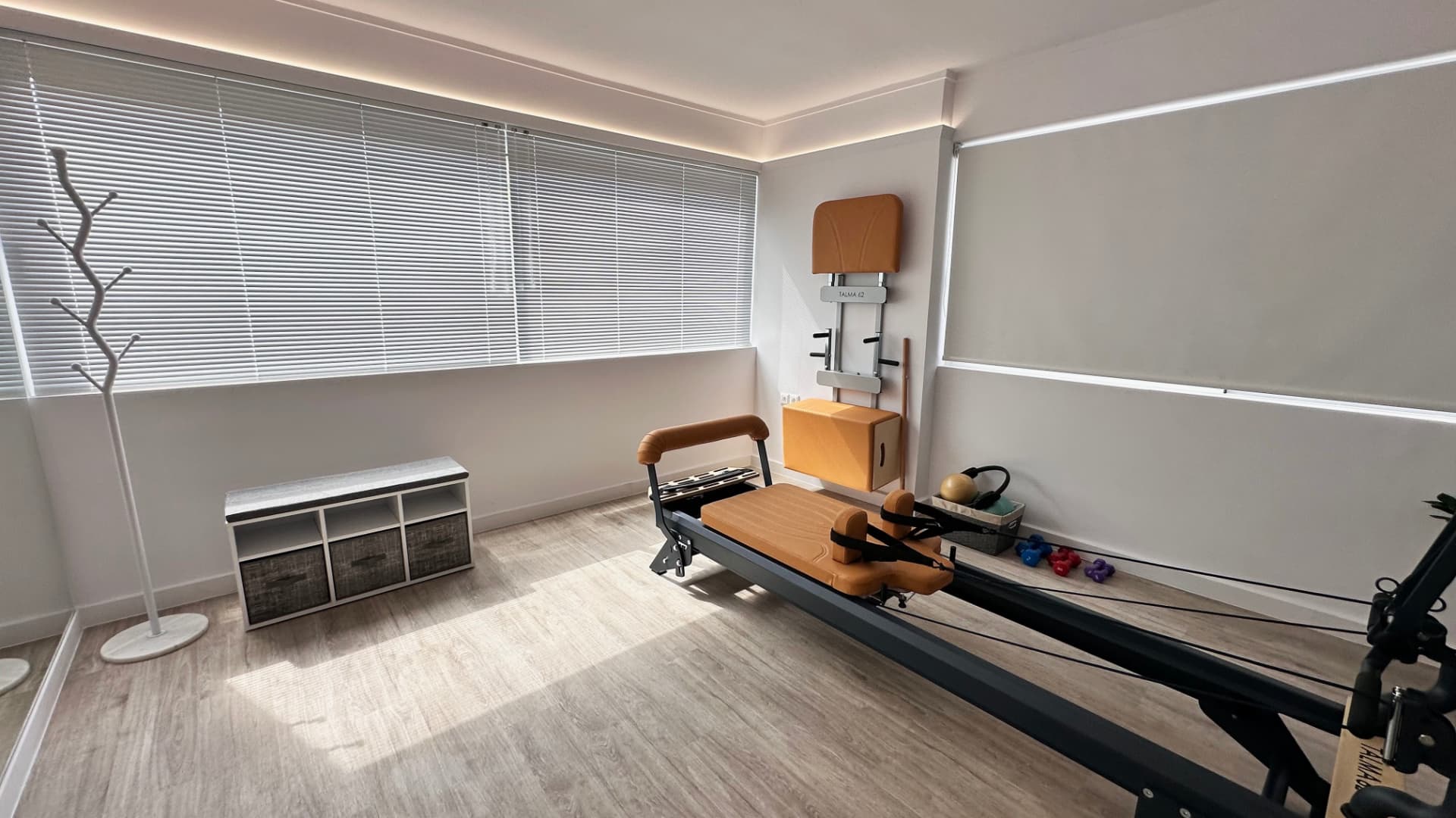 Αίθουσα Clinical Pilates του Fysiomed με reformer και βοηθητικό εξοπλισμό