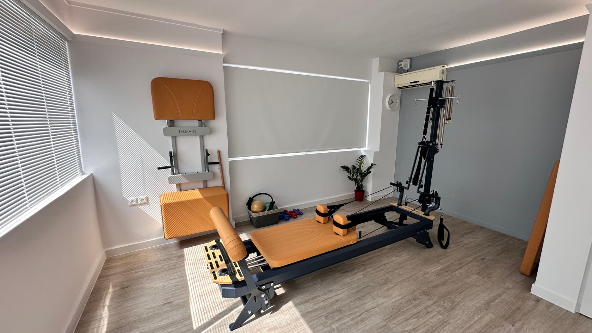 Αίθουσα Clinical Pilates με reformer, wall unit και βοηθητικό εξοπλισμό